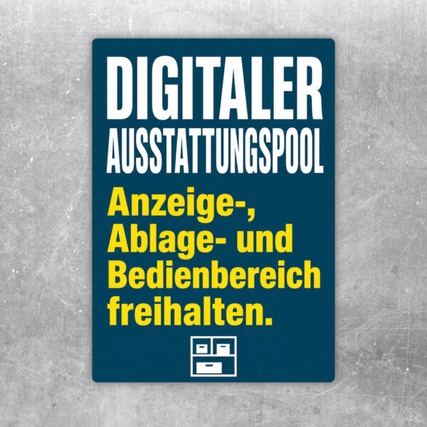 Aufkleber Digitaler Ausstattungspool mit Grafik von Arbeitsplatz und Hinweis Bedienbereich freihalten in Türkis und Dunkelblau.