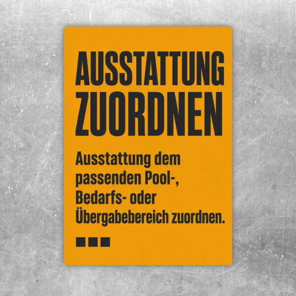 Ausstattung zuordnen Aufkleber in Beige, Grün und Rot mit Stuhlmotiv für Pool-, Bedarfs- und Übergabebereiche.