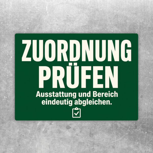 Aufkleber Zuordnung abgleichen mit Möbel-Piktogrammen, Prüfhaken und Hinweis zur Ausstattungskontrolle.