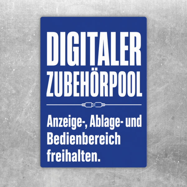 Digitaler Zubehörpool Aufkleber in Weiß, Dunkelblau und Türkis mit Hinweis zum Freihalten von Anzeige und Ablage.