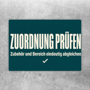 Zuordnung abgleichen Aufkleber mit Text zu Zubehör und Bereich prüfen, blau-schwarzes Querformat auf grauem Hintergrund.