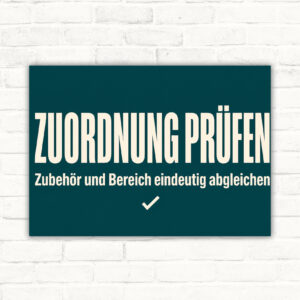 Hinweisschild mit Text „Zuordnung abgleichen“ und Symbolen für Zubehör, Bereichsraster und blaues Prüfhäkchen.