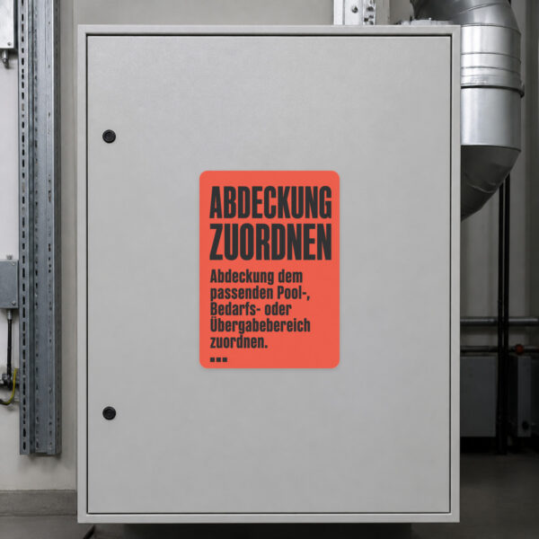 KI-generiertes Anwendungsbeispiel: Abdeckung zuordnen Aufkleber auf Metallfläche für Pool-, Bedarfs- und Übergabebereiche.