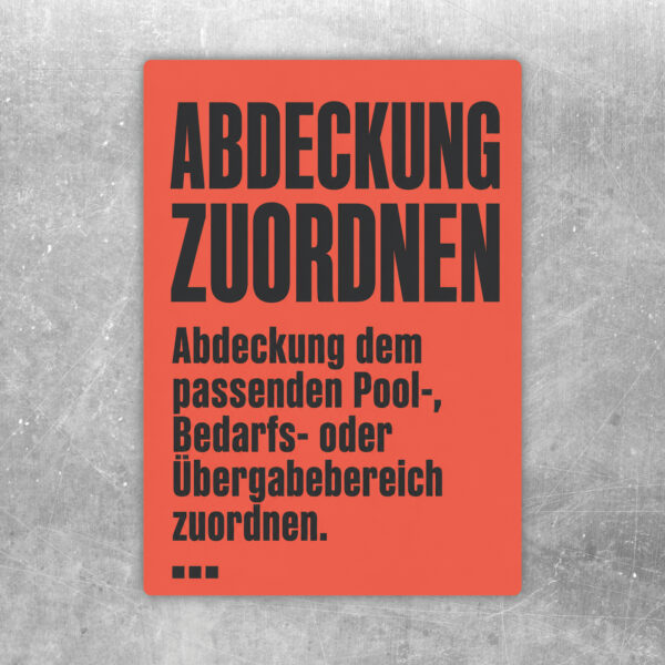 Abdeckung zuordnen Aufkleber in Beige mit grüner Schrift, Pfeilgrafik und roten Feldern für Pool- und Übergabebereiche.