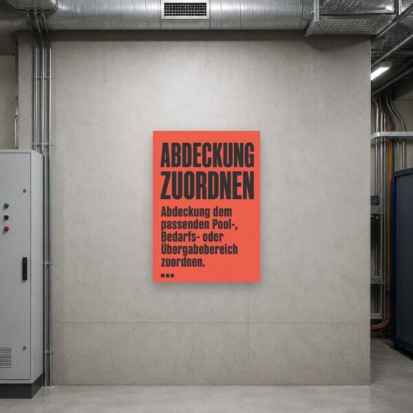 KI-generiertes Anwendungsbeispiel: Abdeckung zuordnen Schild für Pool-, Bedarfs- und Übergabebereiche am passenden Einsatzort mit gut sichtbarem Motiv und klarer Beschriftung.