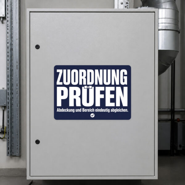 KI-generiertes Anwendungsbeispiel: Zuordnung abgleichen Aufkleber an einer technischen Bereitstellungsfläche.