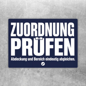 Querformatiger Aufkleber „Zuordnung abgleichen“ mit Abdeckung, Prüfsymbol und Bereichsraster in Blau und Schwarz.