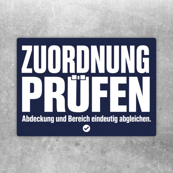 Querformatiger Aufkleber „Zuordnung abgleichen“ mit Abdeckung, Prüfsymbol und Bereichsraster in Blau und Schwarz.