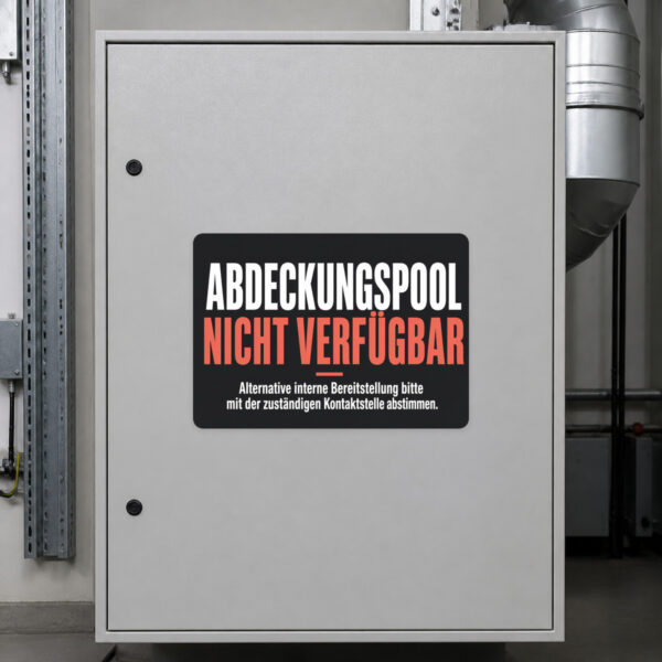 KI-generiertes Anwendungsbeispiel: Aufkleber „Abdeckungspool nicht verfügbar“ auf Fläche mit interner Bereitstellung.