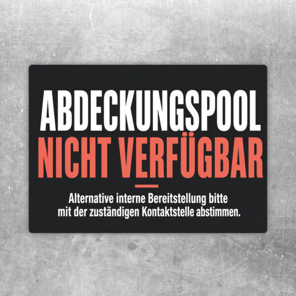 Beige-violetter Aufkleber „Abdeckungspool nicht verfügbar“ mit Pfeil zur internen Bereitstellung in Türkis.