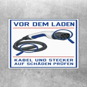Aufkleber mit Ladekabel, Stecker und Hinweis: Vor dem Laden Kabel und Stecker auf Schäden prüfen.