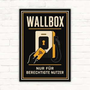 Wallbox Schild mit Text „Nur für berechtigte Nutzer“, Ladegerät, Ladekabel und Zugangskarte auf schwarzem Grund.