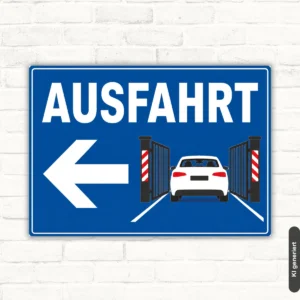Ausfahrt Schild mit Pfeil links und Fahrzeug am Tor, blaues Hinweisschild für die Ausfahrt.