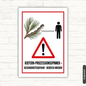 Kiefern-Prozessionsspinner Warnschild mit Kiefer, Raupen und Text „Gesundheitsgefahr – Bereich meiden“ im Hochformat.
