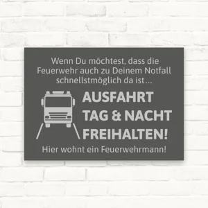 Feuerwehrausfahrt-Schild grau – Ausfahrt Tag und Nacht freihalten, hier wohnt ein Feuerwehrmann