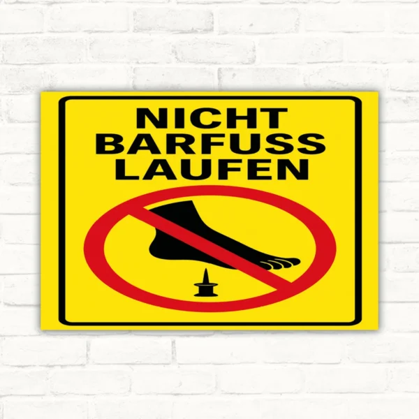 Nicht barfuß laufen Schild mit gelbem Hintergrund, rotem Verbotssymbol und Fuß-Piktogramm als hochformatiges Verbotsschild.