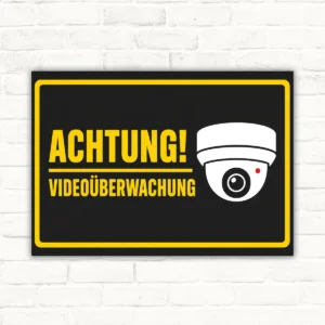 Achtung Videoüberwachung Schild im Querformat mit gelber Schrift, Kamera-Symbol und schwarzem Hintergrund.