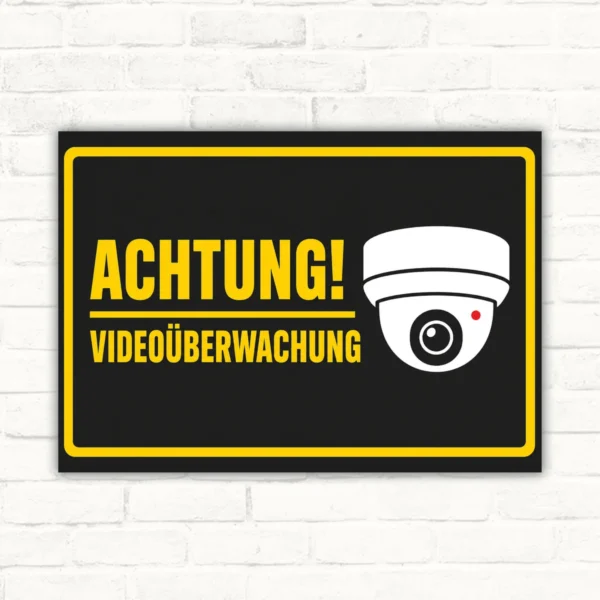 Achtung Videoüberwachung Schild im Querformat mit gelber Schrift, Kamera-Symbol und schwarzem Hintergrund.