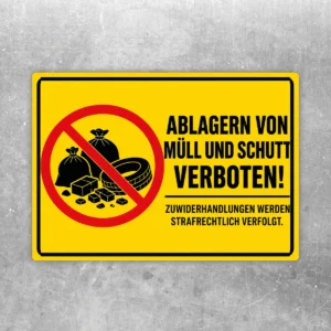 Gelber Aufkleber mit rotem Verbotssymbol und der Aufschrift „Ablagern von Müll und Schutt verboten“.