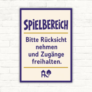 Spielbereich Schild mit Text „Bitte Rücksicht nehmen und Zugänge freihalten“ und illustrierter Kinderszene am Spielplatz.