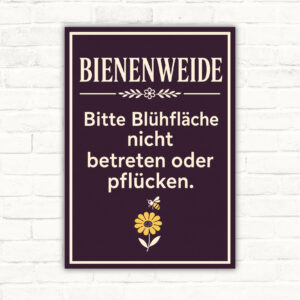 Bienenweide Schild mit Text „Bitte Blühfläche nicht betreten oder pflücken“ und illustrativer Blumenwiese mit Bienen.