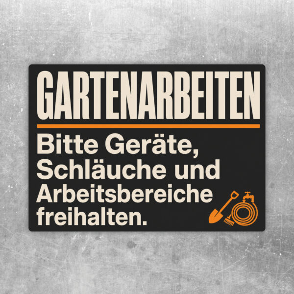 Gartenarbeiten Aufkleber mit Text zu Geräten, Schläuchen und freien Arbeitsbereichen vor illustrierter Gartenszene.