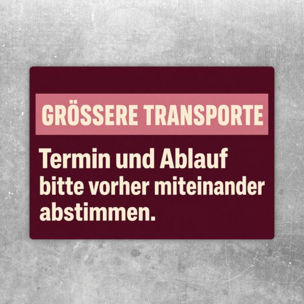 Größere Transporte Aufkleber im Querformat mit Hinweis zur vorherigen Abstimmung von Termin und Ablauf im Hausflur.
