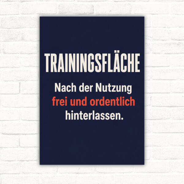 Schild mit der Aufschrift Trainingsfläche und dem Hinweis Nach der Nutzung frei und ordentlich hinterlassen in moderner Sportoptik.