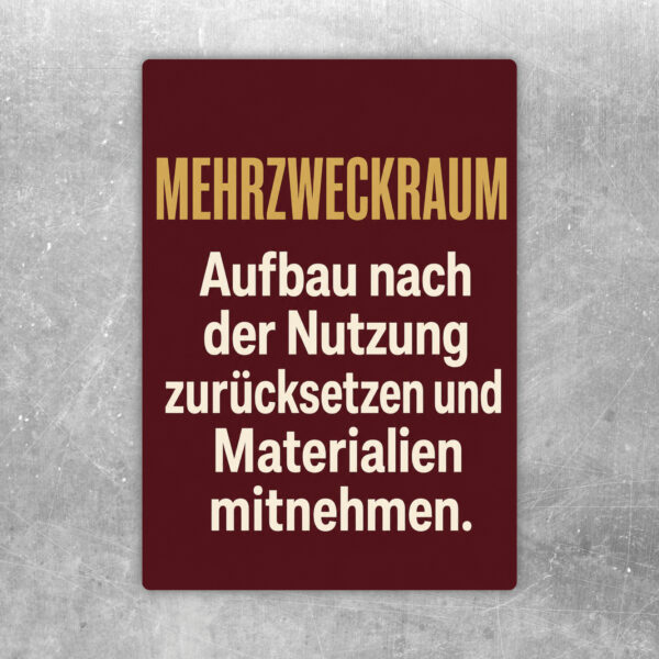 Mehrzweckraum Aufkleber mit Aufräumszene, Hinweis zum Zurücksetzen des Aufbaus und Mitnehmen von Materialien.