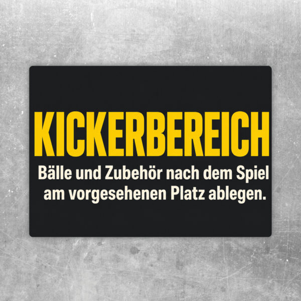 Kickerbereich Aufkleber im Querformat mit Tischkicker, Ballablage und Hinweis zum Ablegen von Bällen und Zubehör.