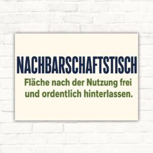 Nachbarschaftstisch Schild mit Text „Fläche nach der Nutzung frei und ordentlich hinterlassen“ als Querformat-Hinweis.