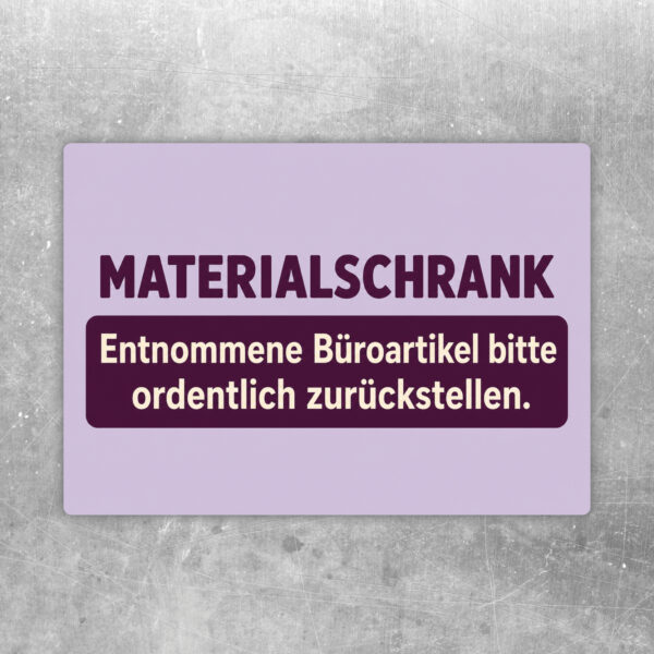 Materialschrank Aufkleber im Querformat mit Büroartikeln und Hinweis zum ordentlichen Zurückstellen.