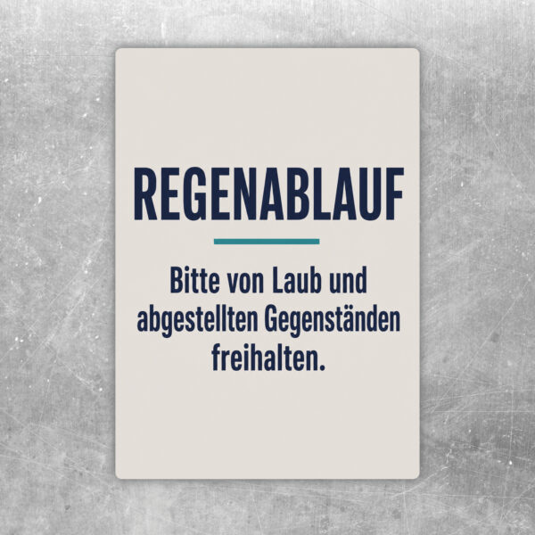 Regenablauf freihalten Aufkleber mit Illustration von Laubentfernung im Hof und großem Hinweistext oben.
