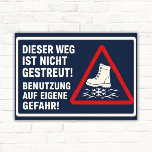 Warnschild mit Text „Dieser Weg ist nicht gestreut! Benutzung auf eigene Gefahr!“ und Warndreieck mit Stiefel auf dunklem Hintergrund.