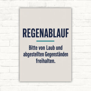 Hinweisschild mit Text „REGENABLAUF – Bitte von Laub und abgestellten Gegenständen freihalten“ und Hofszene.