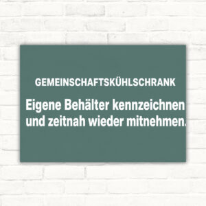 Gemeinschaftskühlschrank Schild mit Text „Eigene Behälter kennzeichnen und zeitnah wieder mitnehmen“ im Querformat.