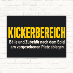 Kickerbereich Schild mit Text „Bälle und Zubehör nach dem Spiel am vorgesehenen Platz ablegen“ und Kickertisch-Motiv.