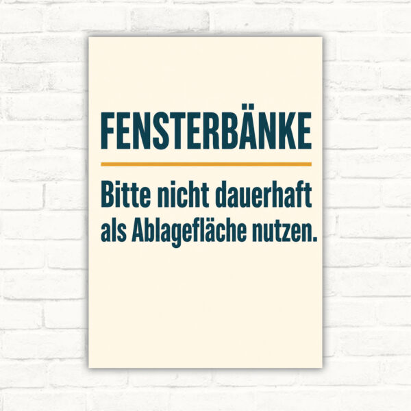Fensterbänke Schild mit Text „Bitte nicht dauerhaft als Ablagefläche nutzen“ und illustrierter Gebäudeszene.
