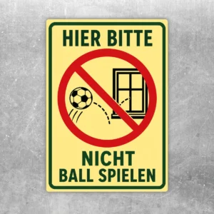 Hier bitte nicht ball spielen Aufkleber mit rotem Verbotssymbol, Ball und Fenster auf gelbem Hintergrund.