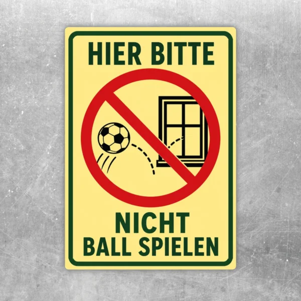 Hier bitte nicht ball spielen Aufkleber mit rotem Verbotssymbol, Ball und Fenster auf gelbem Hintergrund.