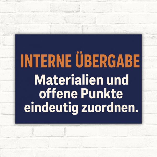 Interne Übergabe Schild – Materialien und offene Punkte eindeutig zuordnen mit gut lesbarem Motiv und klarer Beschriftung als bedrucktes Schild aus Aluminium-Verbundplatte.