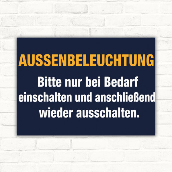Außenbeleuchtung Schild mit Text „Bitte nur bei Bedarf einschalten und anschließend wieder ausschalten“ im Querformat.