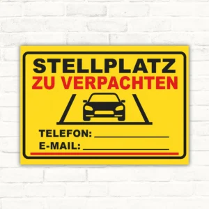 Stellplatz zu verpachten Schild in Gelb mit Autosymbol sowie Feldern für Telefon und E-Mail, querformatiges Parkplatzschild.