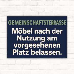 Gemeinschaftsterrasse Schild – Möbel am vorgesehenen Platz belassen mit gut lesbarem Motiv und klarer Beschriftung als bedrucktes Schild aus Aluminium-Verbundplatte.