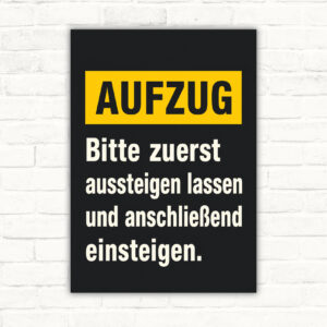 Aufzug Schild mit Wortlaut „Bitte zuerst aussteigen lassen und anschließend einsteigen“ im nostalgischen Plakatstil.