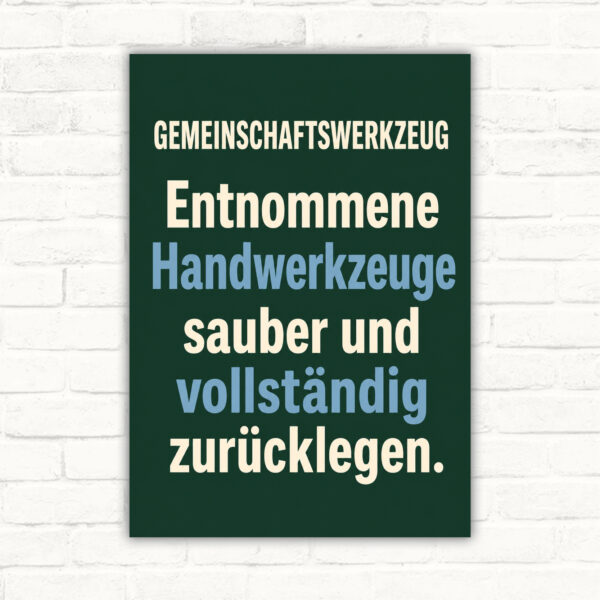 Gemeinschaftswerkzeug Schild mit Text „Entnommene Handwerkzeuge sauber und vollständig zurücklegen“ in Werkzeugtafel-Optik.