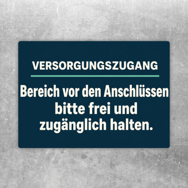 Versorgungszugang Aufkleber im Querformat mit blauem Titel und Hinweis, Anschlüsse frei zugänglich zu halten.