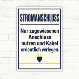 Stromanschluss Schild mit Wohnmobil-Motiv und Text: Nur zugewiesenen Anschluss nutzen und Kabel ordentlich verlegen.