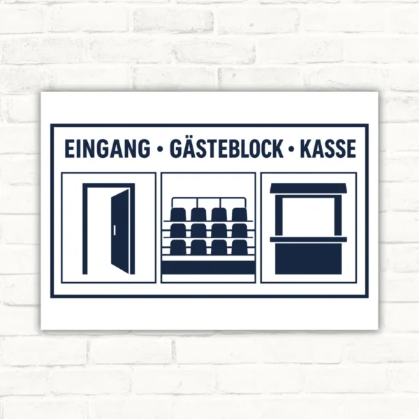 Hinweisschild mit dem Text Eingang, Gästeblock und Kasse in dunklem Blau auf weißem Hintergrund als Querformat.