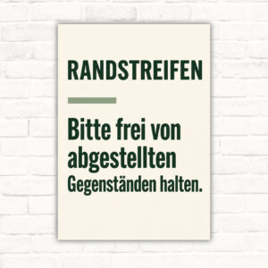 Hinweisschild mit Text „RANDSTREIFEN – Bitte frei von abgestellten Gegenständen halten“ und Gartenmotiv.